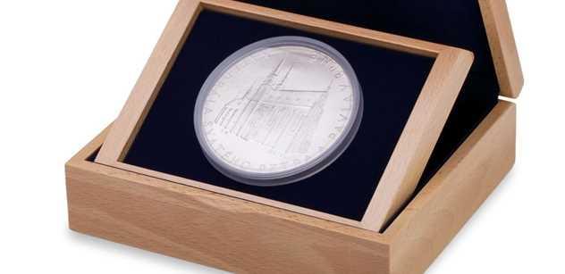 Vychází největší platinová medaile světa s motivem Katedrály sv. Petra a Pavla